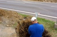 2.1.3. Ausrichten des TERRA-Hammers TU 135 in der Startgrube bevor unter Bundesstraße die Verdrängungsbohrung beginnt 2.1.3. Ausrichten des TERRA-Hammers TU 135 in der Startgrube bevor unter Bundesstraße die Verdrängungsbohrung beginnt