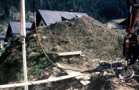 2.2.3. TERRA-Hammer TR 220 schlägt Brunnenrohr 2.2.3. TERRA-Hammer TR 220 schlägt Brunnenrohr