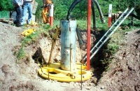 2.2.3. TERRA-Hammer TR 540 rammt 2.000 mm Stahlrohrohr als verlorene Schalung 2.2.3. TERRA-Hammer TR 540 rammt 2.000 mm Stahlrohrohr als verlorene Schalung