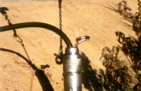 2.2.3. TERRA-Hammer TU 135 verdrängt Erdreich zum Einsetzen und Ausbetonieren von Steher für den Wildzaunbau an der Autobahn 2.2.3. TERRA-Hammer TU 135 verdrängt Erdreich zum Einsetzen und Ausbetonieren von Steher für den Wildzaunbau an der Autobahn