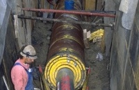 2.2.3. TERRA-Hammer TR 360 rammt 800 mm Stahlrohr, 33 m lang unter 4 Bahngeleise und Bahnsteig 2.2.3. TERRA-Hammer TR 360 rammt 800 mm Stahlrohr, 33 m lang unter 4 Bahngeleise und Bahnsteig