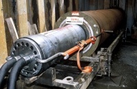 2.2.3. TERRA-Hammer TR 510 mit Rammring-Stecksystem und Spannvorrichtung rammt 1.000 mm Stahlrohr, 57 m lang unter Bahngeleise 2.2.3. TERRA-Hammer TR 510 mit Rammring-Stecksystem und Spannvorrichtung rammt 1.000 mm Stahlrohr, 57 m lang unter Bahngeleise