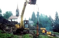 2.2.3. TERRA-Hammer TR 220 beim Rammen von Baumpfählen mit 300 mm Durchmesser 2.2.3. TERRA-Hammer TR 220 beim Rammen von Baumpfählen mit 300 mm Durchmesser