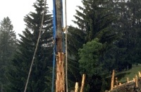 2.2.3. TERRA-Hammer TR 220 mit Rammadapter und Spannvorrichtung beim Rammen von Baumpfählen mit 300 mm Durchmesser  2.2.3. TERRA-Hammer TR 220 mit Rammadapter und Spannvorrichtung beim Rammen von Baumpfählen mit 300 mm Durchmesser